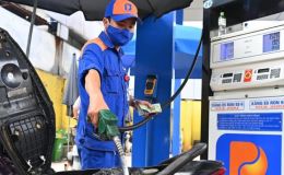 Giá xăng dầu trưa nay 25/10: E5 RON 92 lại vừa giảm rất mạnh, E10 RON 95 giờ không còn xa đáy, giá đầy bình xe ga 110cc