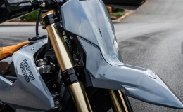 Triumph TF 450-E hóa siêu phẩm Supermoto: Đèn pha tàng hình, mâm carbon Rotobox, tốc độ 185 km/h!