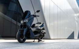 Yamaha XMAX và NMAX 2027 lột xác với màu xanh Avio Blue, riêng NMAX 125 còn có mâm đồng cực chất!