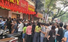 Giá vàng hôm nay chiều 29/10: Vàng miếng vàng nhẫn đổi giá liên tục, nhiều người bất chấp mua vào