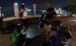 Đang vá xe giúp người đi đường, tài xế xe ôm bất ngờ bị người đàn ông dọa đánh giữa phố
