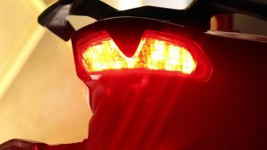 Tin xe 19/4: ‘Vua côn tay’ trên cơ Yamaha Exciter và Honda Winner X ra mắt giá 35 triệu đồng, có ABS
