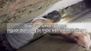 Giải cứu smartphone, người đàn ông bị mắt kẹt ở khe tường