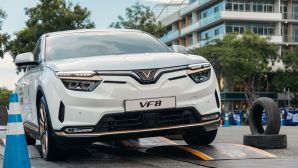 Khách Việt lần đầu thử VF 8 leo dốc, lội nước: Xe xăng thì ngại nhưng xe điện chinh phục đơn giản