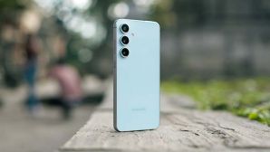 Rẻ hơn cả iPhone 13, Galaxy S24 FE trở thành điện thoại AI quốc dân, làm lu mờ cả iPhone 16