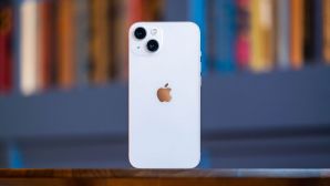 iPhone 13 fullbox giá rẻ chưa từng có, chỉ 11,5 triệu vẫn xịn như iPhone 15, vẫn được đánh giá cao hơn Galaxy A56 5G