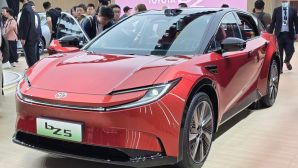 Toyota chính thức ra mắt mẫu SUV điện đẹp long lanh giá 414 triệu đồng: Dân tình đổ xô mua vì quá rẻ