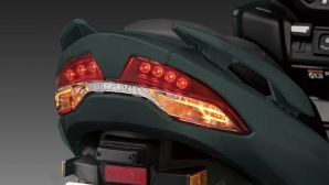 Suzuki chính thức ra mắt ‘huyền thoại xe ga’ mới chất hơn Honda SH: Có phanh ABS 2 kênh, giá hấp dẫn