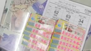Hé lộ dãy số may mắn giúp người phụ nữ bán cơm ở Long An trúng 11 tờ vé số độc đắc, đổi đời sau 1 đêm