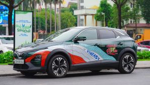 Gia đình trẻ thích VinFast VF 6 vì ngập tràn công nghệ nhưng giá sau ưu đãi còn thấp hơn A-SUV
