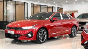 Giá Kia K5 lăn bánh cuối tháng 6/2024 rẻ lấn át Toyota Camry, cơ hội vàng để khách Việt xuống tiền