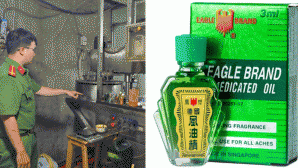 Khởi tố, bắt tạm giam cặp vợ chồng ở TPHCM cầm đầu đường dây sản xuất 70.000 chai dầu gió con Ó giả