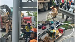  Hồ Tùng Mậu, Hà Nội: Xe đầu kéo va chạm mạnh với xe máy khiến 1 người phụ nữ nguy kịch