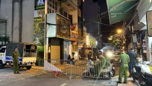 Hiện trường vụ người đàn ông rơi xuống từ nhà cao tầng ở Hà Nội, nhân chứng tiết lộ cảnh kinh hoàng