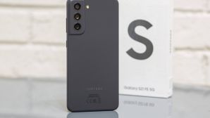 Galaxy S21 FE vẫn sẵn hàng, chỉ từ 4 triệu, rẻ đến ngỡ ngàng cho một siêu phẩm mạnh hơn iPhone 16