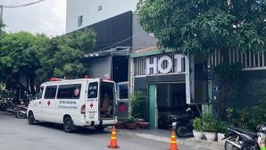 Nhân viên khách sạn ở TP.HCM tá hỏa phát hiện khách đã tử vong trong tư thế lạ ở phòng tắm 