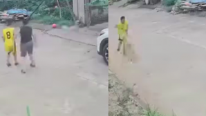 Bé trai la hét trong đau đớn vì bị chó cắn, chủ nhà thản nhiên đóng cổng khiến dân tình bức xúc 