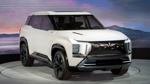 Mitsubishi ra mắt mẫu SUV cỡ C đẹp long lanh giá 640 triệu đồng: Hạ đo ván Mazda CX-5 và Honda CR-V