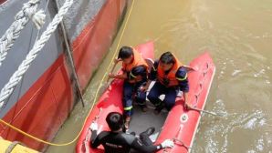NÓNG: Phát hiện thi thể nam giới mắc kẹt dưới khu neo đậu tàu thuyền, công an đang xác minh danh tính