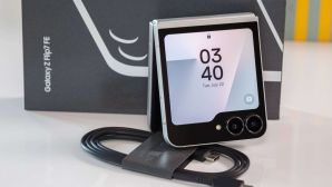 Mở hộp, đánh giá nhanh Galaxy Z Flip7 FE: ‘Bình cũ rượu mới’, thiết kế tối giản, giá rẻ dễ trải nghiệm