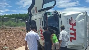 Nghẹt thở màn giải cứu tài xế kẹt cứng bên trong cabin khi xe tải lật nghiêng ở Hà Tĩnh
