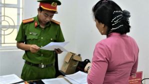 Phẫn nộ vụ việc bảo mẫu ném bé 1 tuổi xuống nền nhà khiến bé bị chấn thương sọ não, lý do gây bức xúc