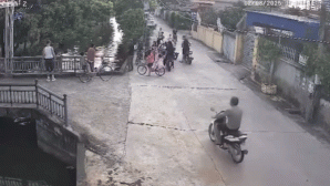 Thót tim cảnh 2 bé đi xe đạp mất lái lao xuống con kênh, dân mạng tranh cãi cách sơ cứu sau tai nạn