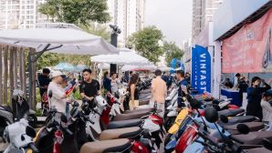 ‘Đổi xăng lấy điện’ sôi động ở 3 miền: Cả nhà rủ nhau lên đời xe điện