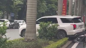 Hà Nội: Clip tài xế ô tô phi thẳng qua dải phân cách trên phố Hàm Nghi gây tranh cãi, CSGT vào cuộc