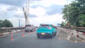 TP HCM: Bàng hoàng cảnh taxi công nghệ lạng lách khiến người đi đường 'thót tim' ở cầu Bình Triệu
