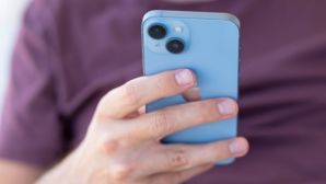Đây là iPhone tai thỏ, cổng lightning cuối cùng xả kho rẻ như cho cuối tháng 8, xịn như iPhone 16