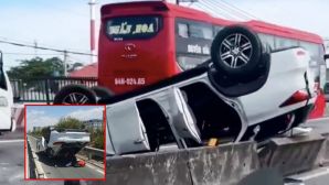 Hiện trường hỗn loạn: Ô tô lật ngửa giữa đường tại TP HCM khiến nhiều người dân hú vía