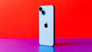 iPhone 14 sát giá 12 triệu, tiếp quản ngôi vua iPhone giá rẻ, ngang cơ iPhone 16, đe nẹt Galaxy S25