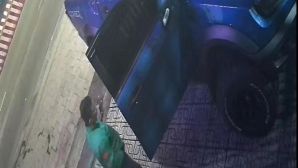 Clip ghi lại hành động lạ của người mặc áo xe ôm công nghệ nghi lấy 30 cây vàng của tài xế ngủ trên xe bán tải