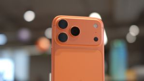 iPhone chính hãng giao nhanh, lái buôn chênh giá tại Việt Nam gặp khó