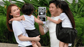 Trường Giang - Nhã Phương hạnh phúc thông báo mang thái bé thứ 3, khoảnh khắc tổ ấm nhỏ gây sốt