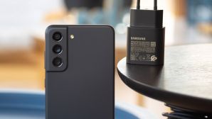 Chỉ hơn 4 triệu, có ngay chiếc flagship Android xịn, màn 120Hz, camera zoom quang như Phone 17