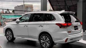 Giá lăn bánh Mitsubishi Outlander cuối tháng 9/2025 vẫn cực 'mềm', đả bại Honda CR-V và Mazda CX-5