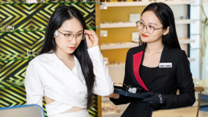 Hành trình đằng sau một chiếc mắt kính hàng hiệu tại Hải Triều