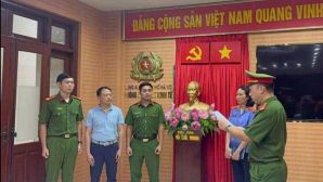 Netizen nói 'tạm biệt' sau hình ảnh nghi vấn công an đang đọc và tống đạt văn bản tố tụng Shark Bình