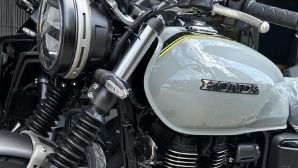 Tin xe máy 19/10: ‘Huyền thoại côn tay’ mới của Honda chính thức về đại lý, đẹp hơn Winner R, giá rẻ