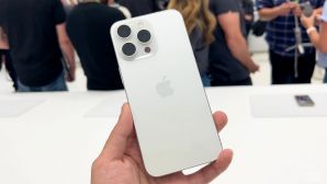 Đón 20/10, iPhone 15 Pro Max giảm đậm sâu, khung viền titan mỏng nhẹ bền bỉ vượt mặt iPhone 17 Pro Max