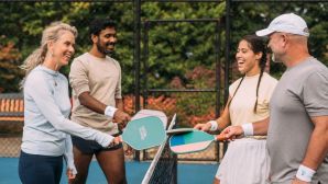 Tranh cãi pickleball biến thành 'vợ ball', đấng mày râu khổ sở trước lệnh 'cấm sân'