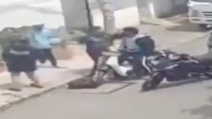 Clip 2 nam sinh bị thanh niên chặn đường đánh tới tấp bằng mũ bảo hiểm, xác định nguyên nhân ban đầu