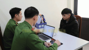 Vụ nam thanh niên tông thẳng xe vào đại úy bất chấp hiệu lệnh: Xót xa về tình hình cán bộ bị tông