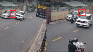 TP.HCM: Camera ghi lại cảnh ô tô gãy gập cửa vì tài xế mở cửa không quan sát, hiện trường cú va chạm mạnh?
