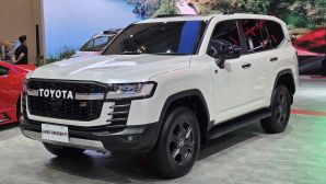 Cận cảnh Toyota Land Cruiser 300 GR Sport giá hơn 4,3 tỷ đồng