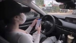 Thực hư clip ghi lại hình ảnh cô gái trẻ bỏ cả 2 tay để bấm điện thoại trong lúc lái xe gây xôn xao
