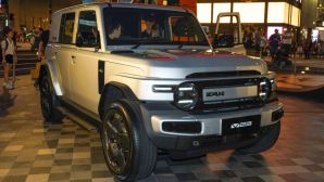 SUV điện mới 'trình làng': Thiết kế vuông vức, tầm hoạt động 430 km, 'vượt mặt' Toyota Yaris Cross