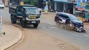 Camera ghi lại cảnh ô tô tông mạnh khiến 2 người thương vong, tài xế có hành động gây căm phẫn